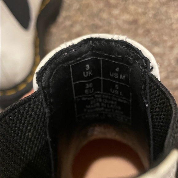 Unisex New Dr. Martens White Quad Smooth Leather Platform Chelsea Boots M4 W5 - Picture 10 of 10